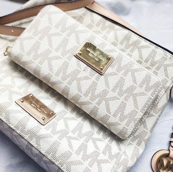 Jet Set Travel Large Logo Messenger - Picture 5 of 5